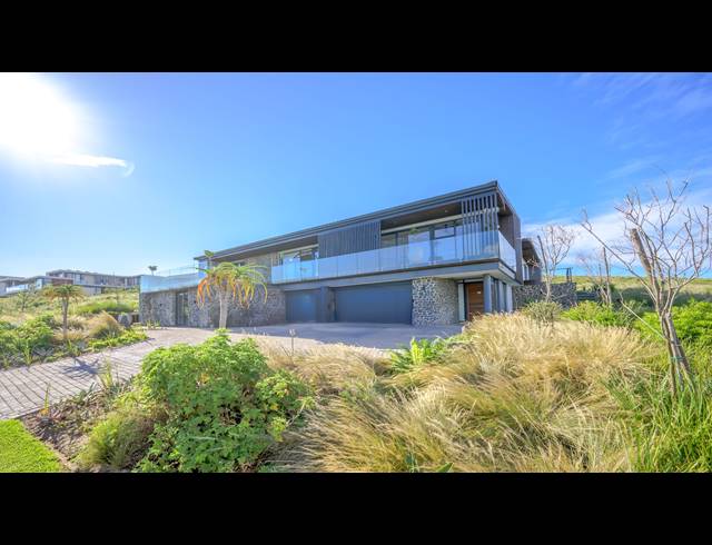 5 BEDROOM HOUSE FOR SALE IN ZULULAMI LUXURY COASTAL ESTATE